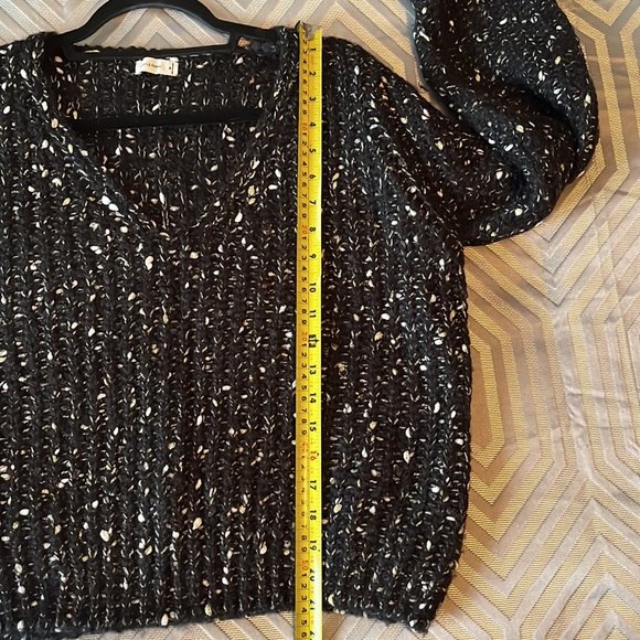 Size Med. Black Long Sleeved Sweater. - Picture 5 of 6